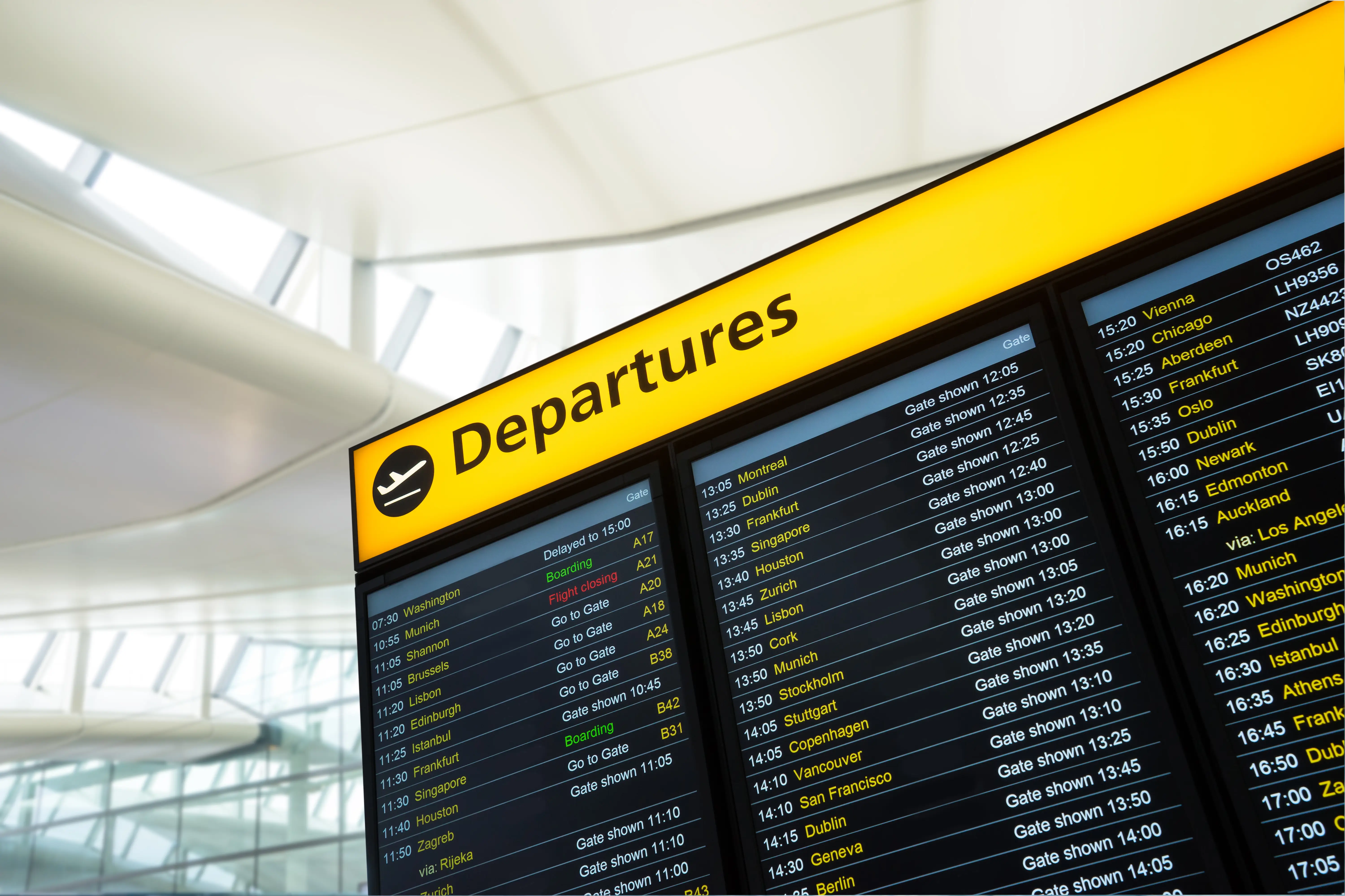 Abflugtafel am Flughafen